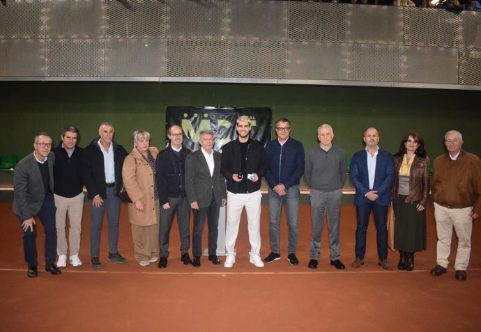 El Real Murcia Club de Tenis 1919 otorga la Insignia de Oro del club y el carné de socio de honor al número 1 del tenis mundial, Carlos Alcaraz, en un acto privado