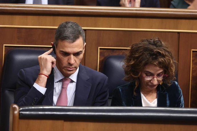 ¡El presidente del Gobierno, Pedro Sánchez, y la vicepresidenta primera y ministra de Hacienda, María Jesús Montero, durante una sesión de control al Gobierno,