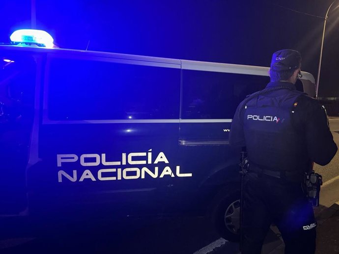 Agente y vehículo de la Policía Nacional
