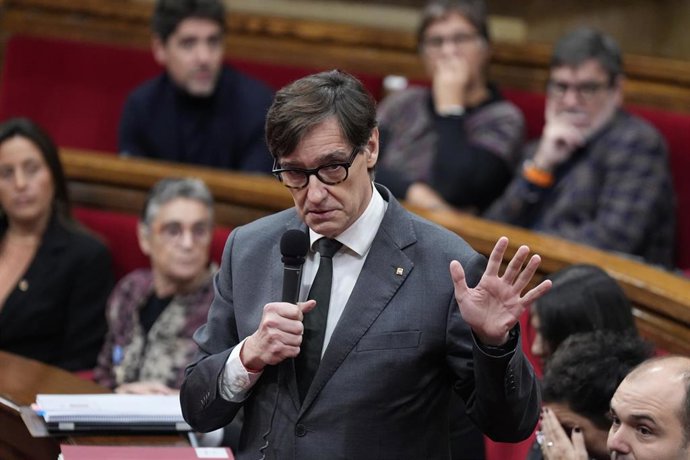 El president de la Generalitat, Salvador Illa, durante una sesión de control al Govern, en el Parlament de Catalunya, a 19 de noviembre de 2025, en Barcelona, Catalunya (España)