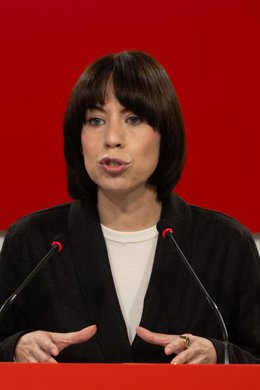 La ministra de Ciencia, Innovación y Universidades y secretaria general del PSPV-PSOE, Diana Morant, atiende a los medios de comunicación en la sede del PSPV-PSOE, a 8 de noviembre de 2025, en Valencia, Comunidad Valenciana (España). Morant rechaza las ne