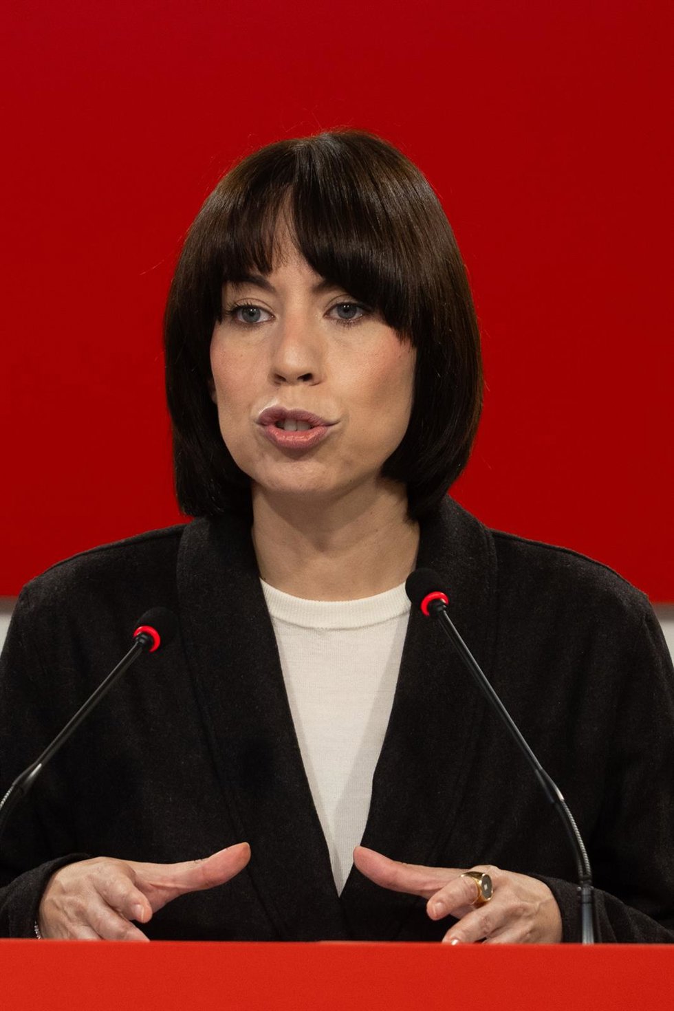 La ministra de Ciencia, Innovación y Universidades y secretaria general del PSPV-PSOE, Diana Morant, atiende a los medios de comunicación en la sede del PSPV-PSOE, a 8 de noviembre de 2025, en Valencia, Comunidad Valenciana (España). Morant rechaza las 