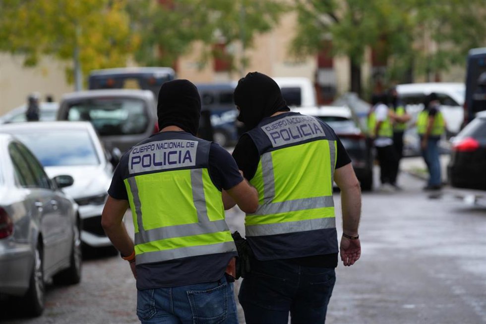 Archivo - Efectivos de la Policía Nacional en una operación desplegada en Sevilla, en foto de archivo.