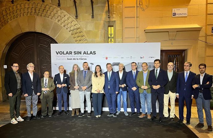 El consejero de Medio Ambiente, Universidades, Investigación y Mar Menor, Juan María Vázquez, y la consejera de Turismo, Cultura, Juventud y Deportes, Carmen Conesa, con el equipo que ha hecho posible el documental 'Volas sin alas'