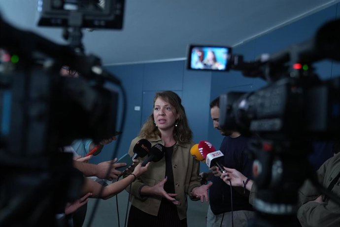 Archivo - Janet Sanz atiende a los medios.