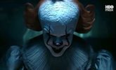 Foto: Pennywise irrumpe al fin en el tráiler de mitad de temporada en It: Bienvenidos a Derry... y está hambriento