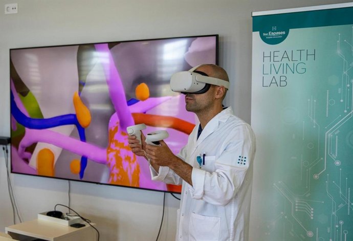 Cirujano haciendo uso del nuevo sistema para ver el cáncer en 3D.