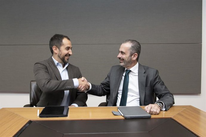 Archivo - César Calleja, socio responsable de Consulting de PwC España, y Rodrigo Hernández, Global Director de IA generativa de Multiverse Computing