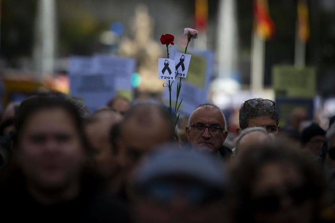 Archivo - Un hombre durante una manifestación de Marea de Residencias, a 23 de noviembre de 2024, en Madrid (España). 