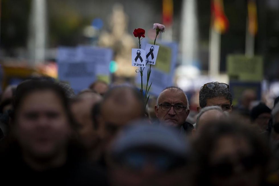 Archivo - Un hombre durante una manifestación de Marea de Residencias, a 23 de noviembre de 2024, en Madrid (España).