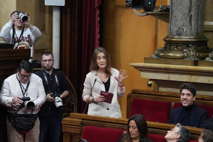 La diputada de Comuns, Jéssica Albiach, durante una sesión de control al Govern, en el Parlament de Catalunya, a 19 de noviembre de 2025, en Barcelona, Catalunya (España). El president, Salvador Illa, responde a los grupos parlamentarios tras la reunión d