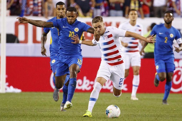 Archivo - 30 June 2019, US, Philadelphia: USA's Tyler Boyd (R) and Curacao's Leandro Bacuna battle for the ball during the 2019 CONCACAF Gold Cup quarter-final soccer match between USA and Curacao at Lincoln Financial Field. Photo: Chris Szagola/CSM via Z