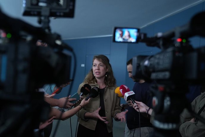 Archivo -  Janet Sanz atenent els mitjans