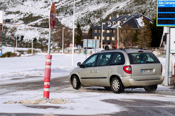 Archivo - Un coche en la estación de esquí y montaña de Alto Campoo