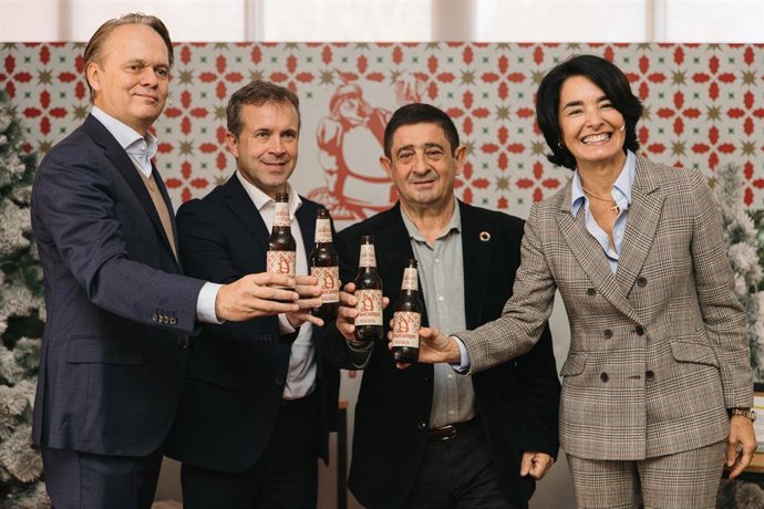 Etienne Strijp, Julio Millán, Francisco Reyes y Carmen Ponce en la presentación de la 42ª Edición Limitada Cruzcampo Navidad.