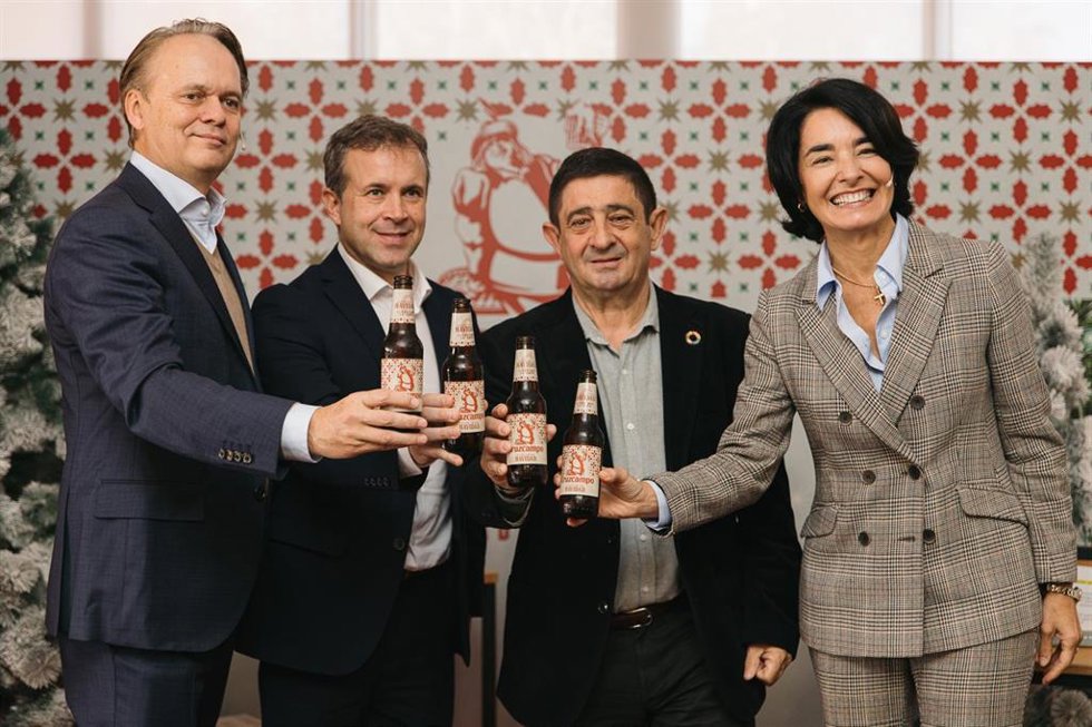 Etienne Strijp, Julio Millán, Francisco Reyes y Carmen Ponce en la presentación de la 42 Edición Limitada Cruzcampo Navidad.