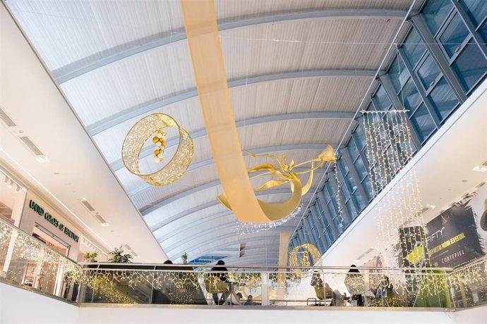 Archivo - Luces de Navidad en el centro comercial y de ocio Vallsur.