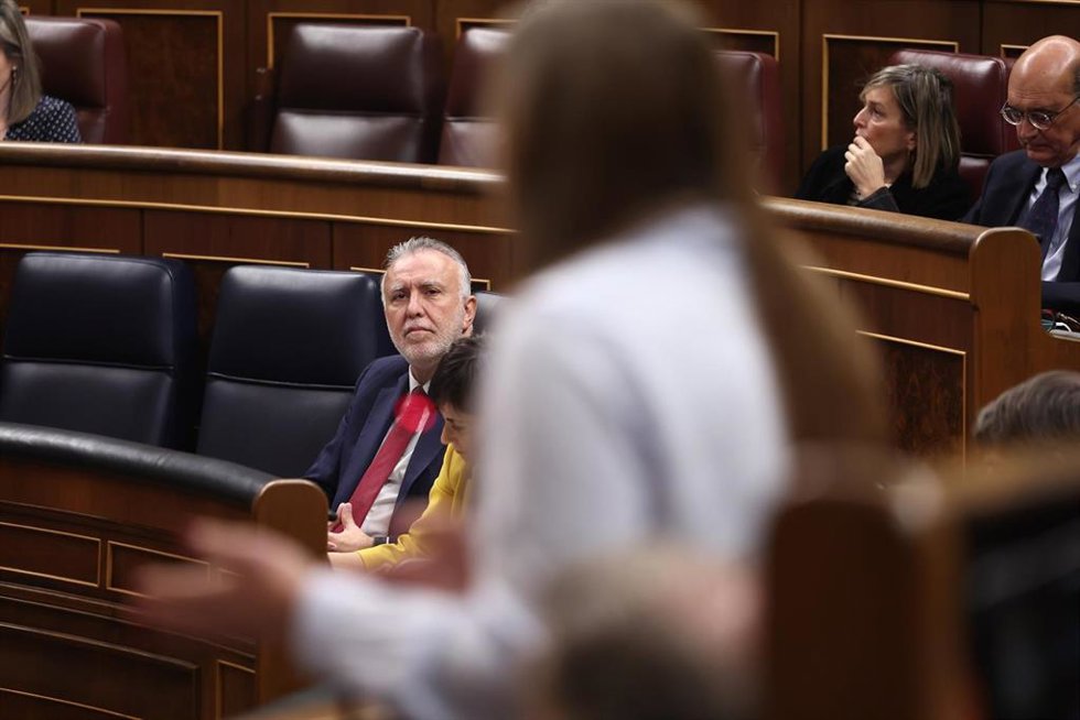 El ministro de Política Territorial y Memoria Democrática, Ángel Víctor Torres, interviene durante una sesión de control al Gobierno, en el Congreso de los Diputados, a 19 de noviembre de 2025, en Madrid (España). 