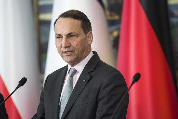 Archivo - Arquivo - 29 de setembro de 2025, Varsóvia, Voivodia da Masóvia, Polônia: O vice-primeiro-ministro e ministro das Relações Exteriores da Polônia, Radoslaw Sikorski, fala em uma coletiva de imprensa no dia da reunião-quadro do Triângulo de Weimar