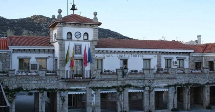 Archivo - Fachada del Ayuntamiento de Hoyo de Manzanares