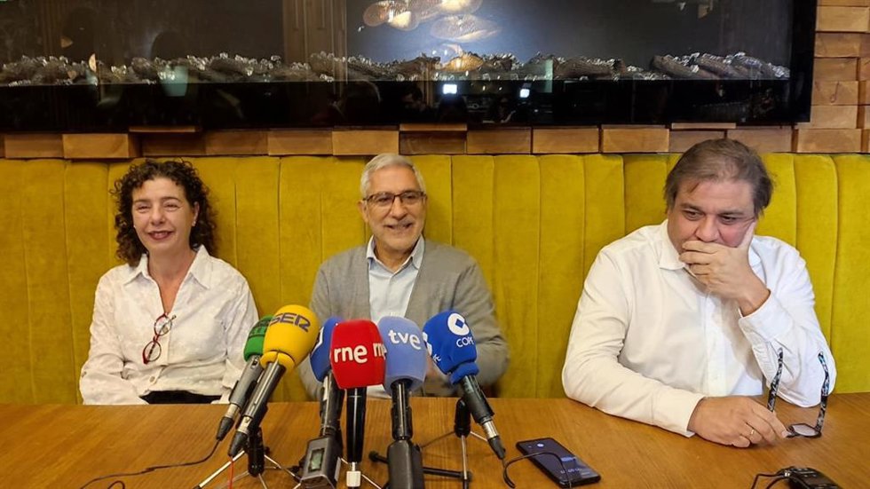 Los concejales de IU-Convocatoria por Oviedo Cristina Pontón, Gaspar Llamazares y Alejandro Suárez.