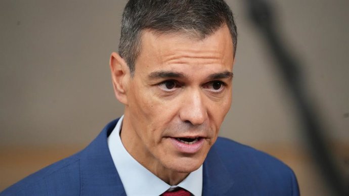 O Presidente do Governo, Pedro Sánchez, fala com a mídia em sua chegada à reunião do Conselho Europeu, 23 de outubro de 2025, em Bruxelas (Bélgica). Hoje, o Conselho Europeu tratará principalmente da situação na Ucrânia e contará com a presença de