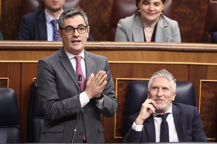 El ministro de la Presidencia, Justicia y Relaciones con las Cortes, Félix Bolaños, interviene durante una sesión de control al Gobierno, en el Congreso de los Diputados, a 19 de noviembre de 2025, en Madrid (España). El Gobierno se enfrenta a una nueva s
