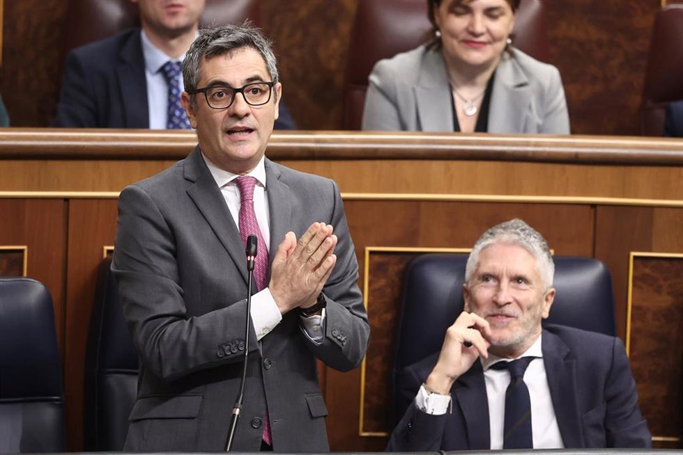 El ministro de la Presidencia, Justicia y Relaciones con las Cortes, Félix Bolaños, interviene durante una sesión de control al Gobierno, en el Congreso de los Diputados, a 19 de noviembre de 2025, en Madrid (España). El Gobierno se enfrenta a una nueva