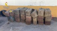 Una infracción de tráfico permite localizar 865 kilos de hachís en una furgoneta en Los Barrios (Cádiz)