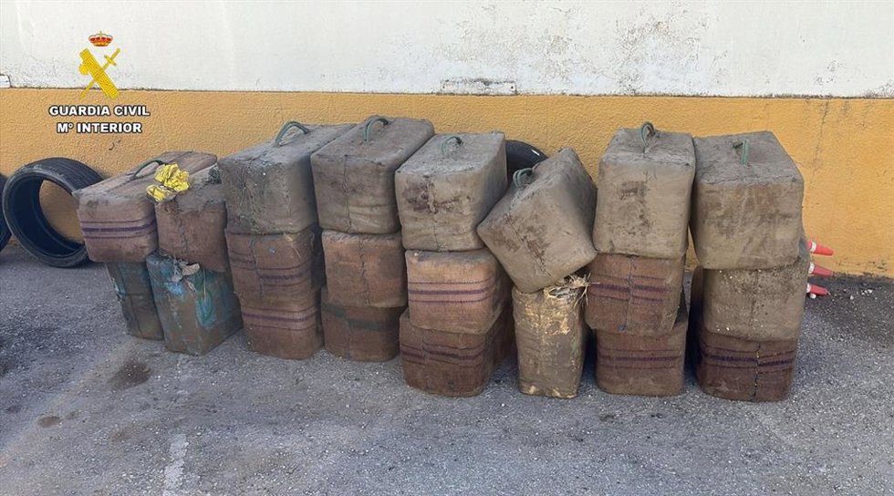 Fardos de hachís hallados en una furgoneta en Los Barrios, que huyó de la Guardia Civil cuando iba a serle notificada una infracción de tráfico