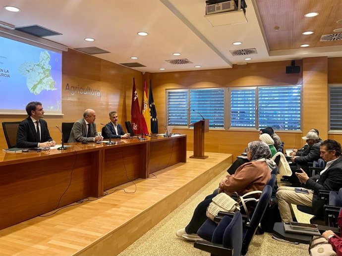 El secretario general de la Consejería de Agricultura, Francisco José González Zapater, junto al director general  de Acción Exterior y Cooperación, reciben a la delegación del Gobierno de Egipto