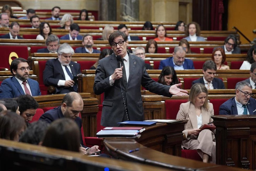 El president de la Generalitat, Salvador Illa, durante una sesión de control al Govern, en el Parlament de Catalunya, a 19 de noviembre de 2025, en Barcelona, Catalunya (España).