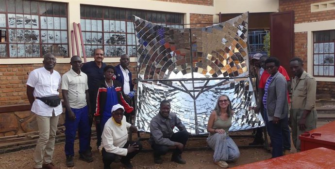 Miembros del consorcio del proyecto europeo 'VET to Stop Deforestation' en Burundi tras la implementación de una cocina solar