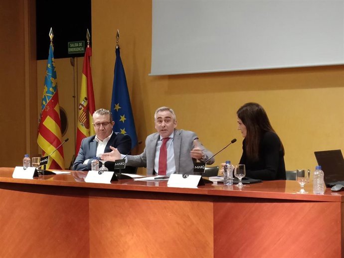 El conseller Miguel Barrachina (c) este miércoles en Alicante