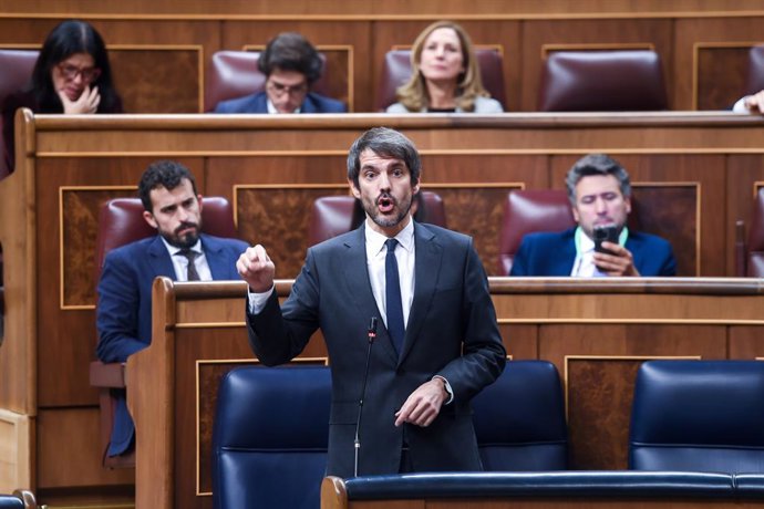 O Ministro da Cultura, Ernest Urtasun, durante uma sessão de controle do governo no Congresso dos Deputados em 12 de novembro de 2025, em Madri (Espanha). Sánchez veio ao Congresso para informar sobre os resultados das últimas cúpulas internacionais.