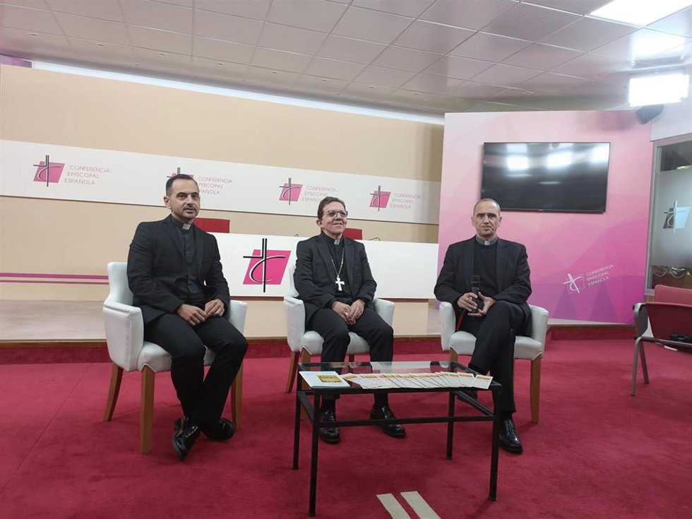 El director del Secretariado de la Subcomisión de relaciones interconfesionales, Rafael Vázquez, el obispos auxiliar de Sevilla, Ramón Valdivia, y el director de comunicación de la CEE, José Gabriel Vera.