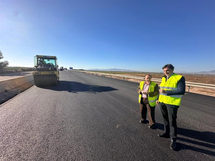 El consejero de Fomento e Infraestructuras, Jorge García Montoro, supervisa las obras de reasfaltado de la autovía que conecta Alhama de Murcia con Mazarrón RM-23