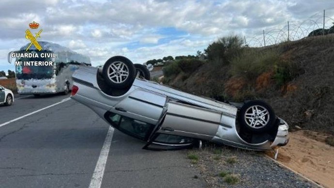 Coche volcado en la calzada tras realizar una manioba antirreglamentaria y su conductor dar una tasa de alcohol cuatro veces superior a la permitida.