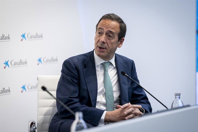 Archivo - El consejero delegado de Caixabank, Gonzalo Gortázar, a 8 de mayo de 2025, en Madrid (España).