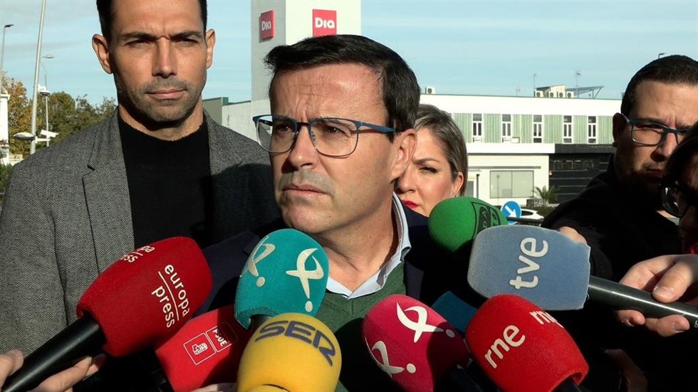 El candidato del PSOE a la Presidencia de la Junta, Miguel Ángel Gallardo, en declaraciones a los medios en el Congreso de UPA-UCE Extremadura