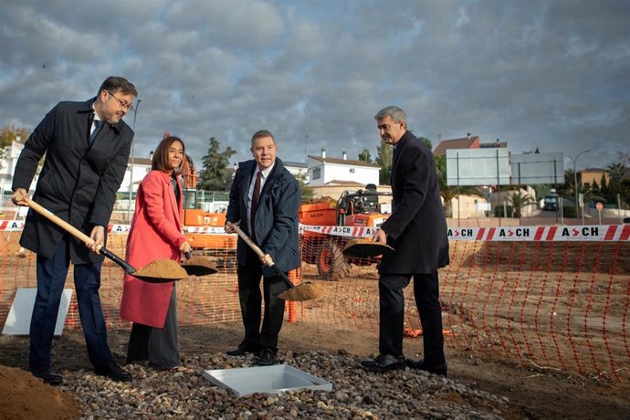 El presidente autonómico, Emiliano García-Page, coloca, en Olías del Rey, la primera piedra del CEIP Margarita Salas Falgueras.