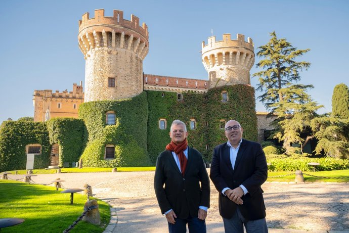 El director artístic del Festival Perelada Oriol Aguilà (i) i el director general de Condis, Manel Romero (d)