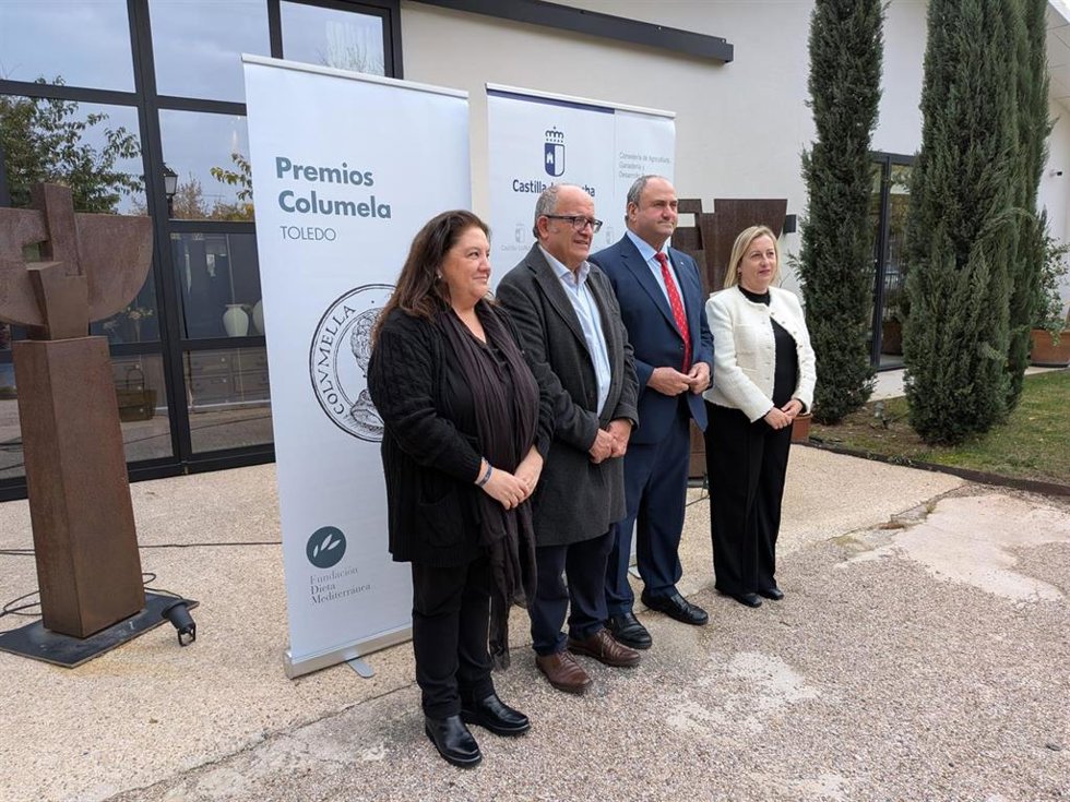 El consejero de Agricultura, Ganadería y Desarrollo Rural, Julián Martínez Lizán, antes de entregar los Premios Columela en declaraciones a los medios.