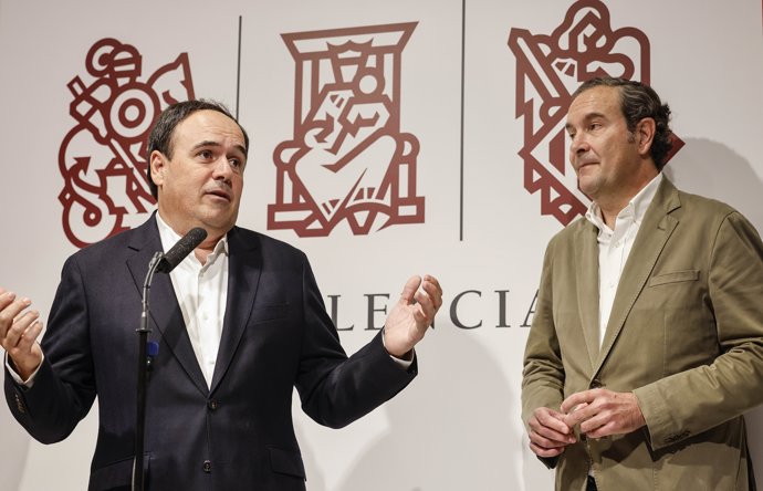 El síndic del grupo popular en las Corts Valencianes y secretario general del PP de la Comunitat Valenciana, Juanfran Pérez Llorca (i), y el nuevo síndic del PP en Les Corts, Nando Pastor (d), ofrece declaraciones