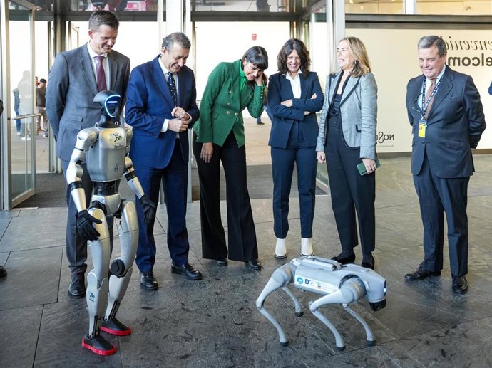 El presidente de la Diputación, Javier Fernández, y la secretaria de Estado de Digitalización e Inteligencia Artificial, María González Veracruz, en la inauguración de la feria InproInnova 2025, en Fibes.