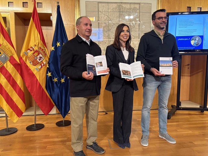 La presidenta de las Cortes de Aragón, Marta Fernández; el coordinador en Unizar del folleto de lectura fácil de La Aljafería, Jorge Jiménez; y el presidente de Plena Inclusión, Santiago Villanueva.