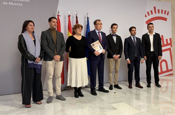 El alcalde de Murcia, José Ballesta, acompañado por el concejal de Cultura e Identidad, Diego Avilés, junto a la directora del Orfeón Fernández Caballero, Inmaculada Leal; y el compositor de la obertura, Esteban Ivars, presenta el concierto extraordinario