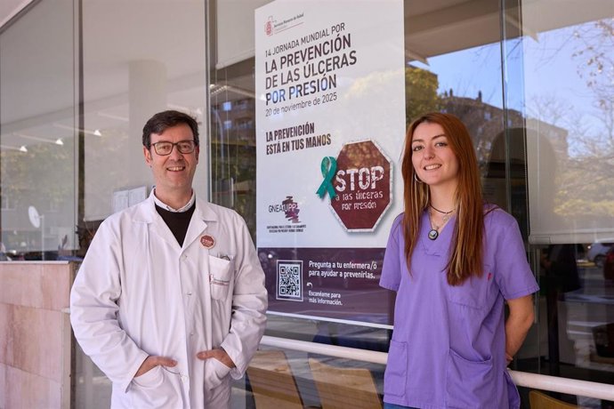 Gonzalo Esparza y Alba Virto, impulsores de una campaña para prevenir las úlceras por presión puesta en marcha en los centros de salud.