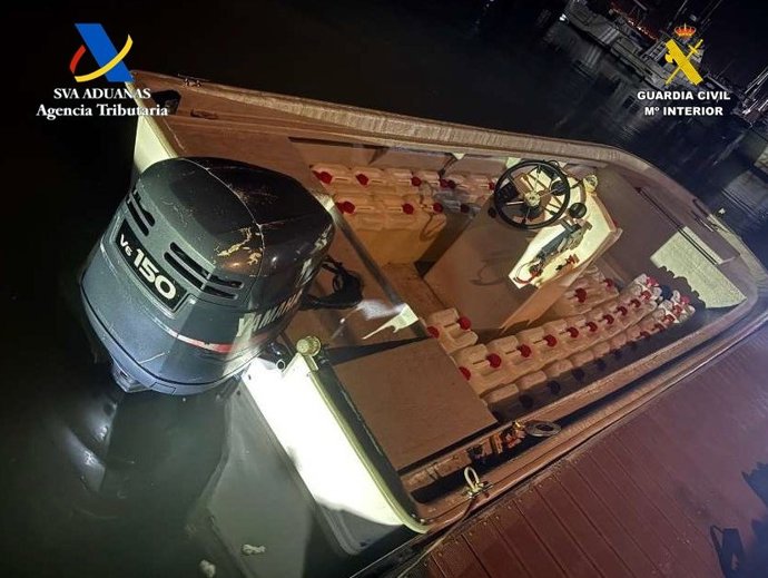 Petacas de gasolina incautadas en una embarcación intervenida en Chiclana de la Frontera (Cádiz)