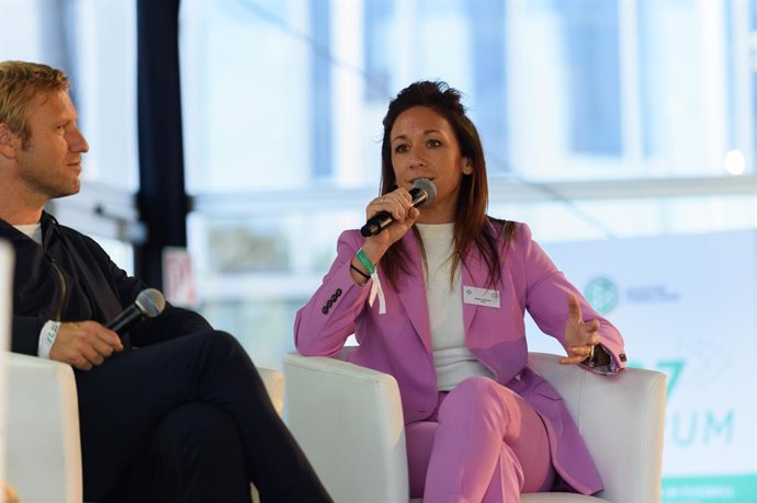 Archivo - FILED - 16 September 2022, Hesse, Frankfurt/Main: UEFA's head of women's football Nadine Kessler (R) speaks at "What remains of the EURO" event during the FF27-Forum at Deutsche Bank Park Stadium Photo: Sven Beyrich/dpa